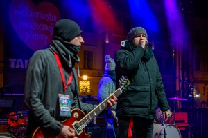 Koncert: 34. Tarnowski Finał WOŚP - Na plenerowej scenie grający zespół Staff