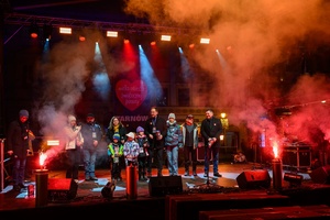 Koncert: 34. Tarnowski Finał WOŚP - Na plenerowej scenie prezydent Tarnowa Jakub Kwaśny, zastępcy prezydenta: Agnieszka Kawa i Maciej Włodek w towarzystwie wolontariuszy WOŚP tuż przed Światełkiem do nieba