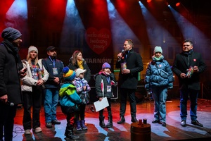 Koncert: 34. Tarnowski Finał WOŚP - Na plenerowej scenie prezydent Tarnowa Jakub Kwaśny, zastępcy prezydenta: Agnieszka Kawa i Maciej Włodek w towarzystwie wolontariuszy WOŚP