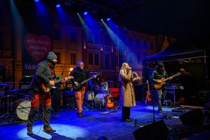 Koncert: 34. Tarnowski Finał WOŚP - Na plenerowej scenie grający zespół Zangaro