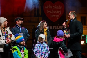 Koncert: 34. Tarnowski Finał WOŚP - Na plenerowej scenie prezydent Tarnowa Jakub Kwaśny w towarzystwie szefowej tarnowskiego sztabu WOŚP Agaty Grudzień-Stramy i wolontariuszy WOŚP
