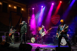 Koncert: 34. Tarnowski Finał WOŚP - Na plenerowej scenie grający zespół Staff