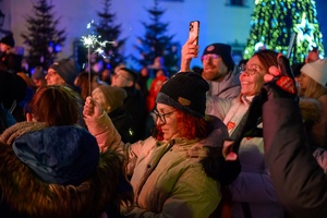 Koncert: 34. Tarnowski Finał WOŚP - Orkiestrowa publiczność zebrana przed sceną podziwiająca Światełko do nieba