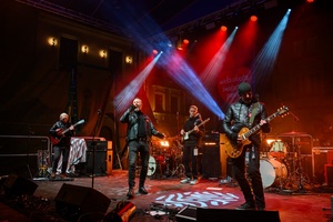 Koncert: 34. Tarnowski Finał WOŚP - Na plenerowej scenie grający zespół Skyether