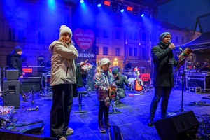 Koncert: 34. Tarnowski Finał WOŚP - Na plenerowej scenie prowadzący orkiestrową imprezę i licytacje Kamil Morydz i wolontariusze WOŚP