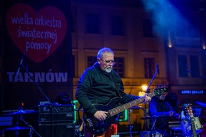 Koncert: 34. Tarnowski Finał WOŚP - Na plenerowej scenie grający zespół Zangaro