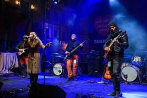 Koncert: 34. Tarnowski Finał WOŚP - Na plenerowej scenie grający zespół Zangaro