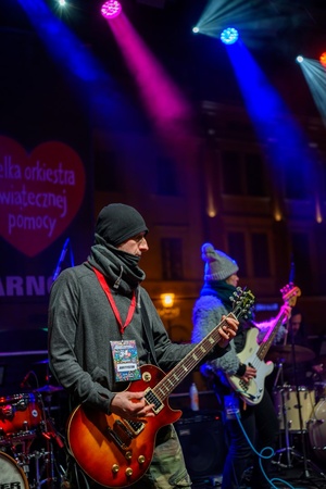 Koncert: 34. Tarnowski Finał WOŚP - Na plenerowej scenie grający zespół Staff