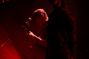 Koncert: Daria ze Śląska - Na scenie grający na gitarze Eugeniusz Szadziul