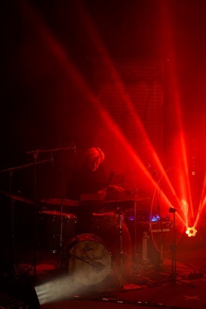 Koncert: Daria ze Śląska - Na scenie grający na perkusji Michał Jastrzębski