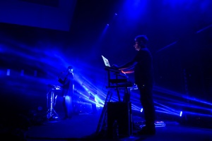 Koncert: Daria ze Śląska - Na scenie zespół Darii ze Śląska, na pierwszym planie grający na klawiszach Tomek Kasiukiewicz