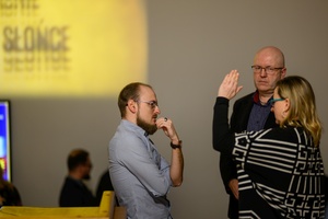 Wystawa: Nim zgaśnie Słońce - Publiczność na wernisażu.