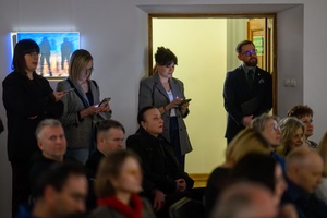 Wystawa: Nim zgaśnie Słońce - Publiczność podczas spotkania z autorką.