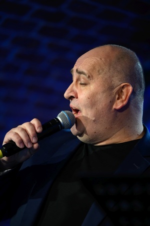 Benefis Bartka Szułakiewicza - Piotr Kita na scenie podczas koncertu.