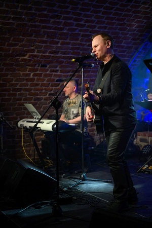 Benefis Bartka Szułakiewicza - Paweł Mazur na scenie wraz z muzykami podczas wspólnego grania.