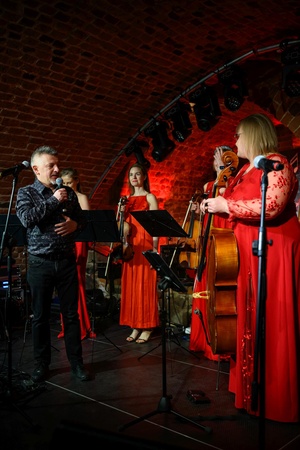 Benefis Bartka Szułakiewicza - Bartek Szułakiewicz i Con Affetto na scenie podczas wspólnego grania.