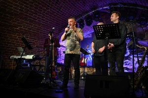 Benefis Bartka Szułakiewicza - Artyści na scenie podczas wspólnego grania.