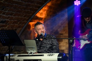 Benefis Bartka Szułakiewicza - Bartek Szułakiewicz na scenie podczas koncertu.