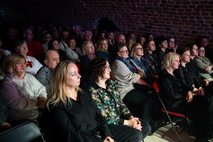 Benefis Bartka Szułakiewicza - Publiczność siedzi przed sceną i słucha koncertu.