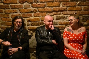 Benefis Bartka Szułakiewicza - Muzycy przygotowują się do koncertu w garderobie.