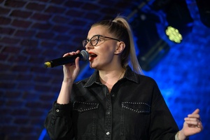 Benefis Bartka Szułakiewicza - Kasia Kalita śpiewa na scenie podczas koncertu.