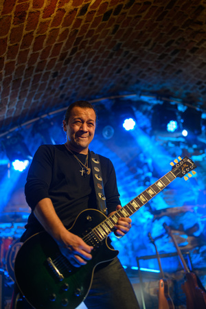 Koncert: The Bad Tales - Maciek Wester - gitarzysta The Bad Tales podczas koncertu w Piwnicach TCK