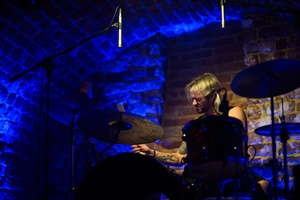 Koncert: The Bad Tales - Rafał Inglot - perkusista The Bad Tales podczas koncertu w Piwnicach TCK