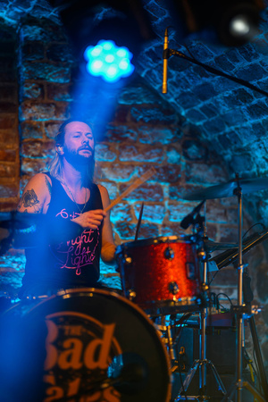 Koncert: The Bad Tales - Rafał Inglot - perkusista The Bad Tales podczas koncertu w Piwnicach TCK