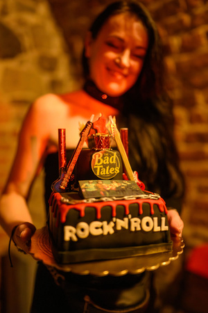 Koncert: The Bad Tales - Managerka zespołu The Bad Tales - Anna Wilk z tortem dla zespołu The Bad Tales z okazji pierwszego roku działalności zespołu