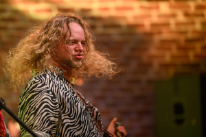 Koncert: The Bad Tales - Maksymilian Kwapień - wokalista The Bad Tales podczas koncertu w Piwnicach TCK