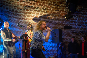 Koncert: The Bad Tales - Maksymilian Kwapień - wokalista The Bad Tales podczas koncertu w Piwnicach TCK