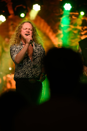 Koncert: The Bad Tales - Maksymilian Kwapień - wokalista The Bad Tales podczas koncertu w Piwnicach TCK