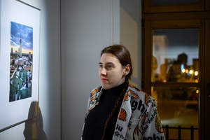 Wystawa: w cyklu Wernisaże Dzień po Dniu - Publiczność oglądająca wystawę.