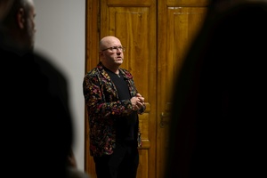 Wystawa: w cyklu Wernisaże Dzień po Dniu - Tomasz Sobczak podczas przemowy.