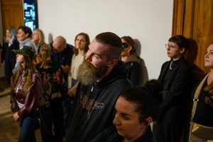 Wystawa: w cyklu Wernisaże Dzień po Dniu - Publiczność wernisażu.