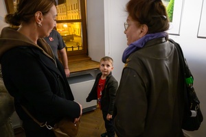 Wystawa: w cyklu Wernisaże Dzień po Dniu - Publiczność oglądająca wystawę.