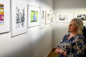 Wystawa: w cyklu Wernisaże Dzień po Dniu - Publiczność oglądająca wystawę.