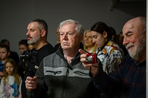 Wystawa: w cyklu Wernisaże Dzień po Dniu - Publiczność wernisażu w trakcie przemowy.