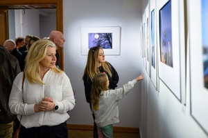 Wystawa: w cyklu Wernisaże Dzień po Dniu - Publiczność oglądająca wystawę.