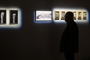 Wystawa: Rozważania nad istotą czasu - Publiczność oglądająca wystawę.