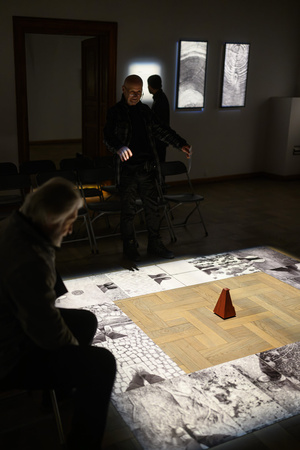 Wystawa: Rozważania nad istotą czasu - Publiczność oglądająca wystawę.