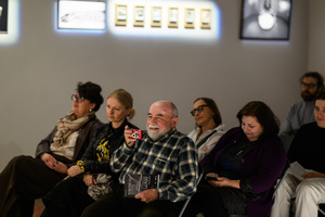 Wystawa: Rozważania nad istotą czasu - Publiczność podczas spotkania z autorem Markiem Kucharczykiem, które prowadzi Tomasz Sobczak.