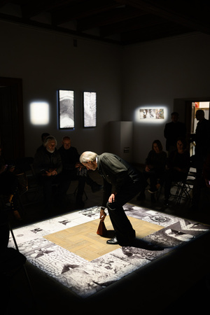 Wystawa: Rozważania nad istotą czasu - Autor Marek Kucharczyk wyłączający metronom.