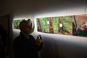 Wystawa: Rozważania nad istotą czasu - Publiczność oglądająca wystawę.