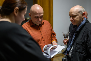 Wystawa: Rozważania nad istotą czasu - Publiczność oglądająca album do wystawy.