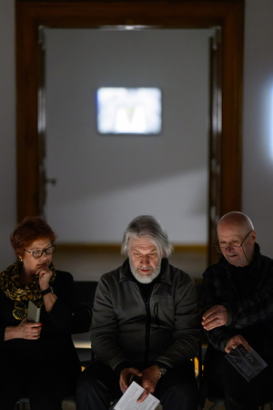 Wystawa: Rozważania nad istotą czasu - Publiczność oglądająca wystawę.