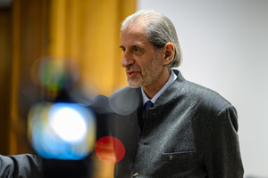 Wystawa: Rozważania nad istotą czasu - Autor Marek Kucharczyk udzielający wywiadu.