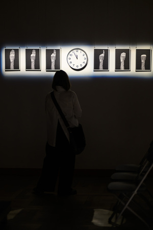 Wystawa: Rozważania nad istotą czasu - Publiczność oglądająca wystawę.