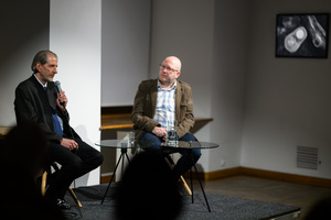 Wystawa: Rozważania nad istotą czasu - Autor Marek Kucharczyk i prowadzący spotkanie Tomasz Sobczak.