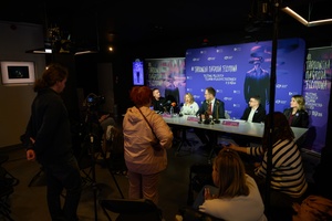 Konferencja prasowa 40. Tarnowskiej Nagrody Filmowej - Prelegenci w towarzystwie dziennikarzy